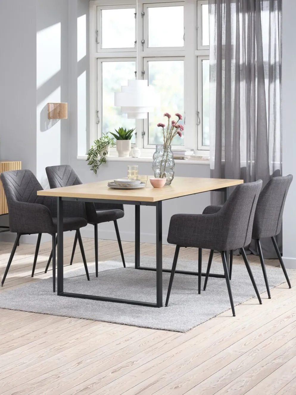AABENRAA + PURHUSMesa AABENRAA L160 roble cálido + 4 sillas PURHUS gris/negro