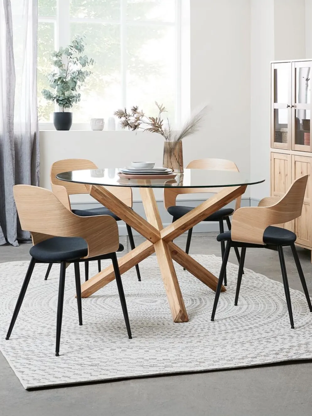 AGERBY + HVIDOVREMesa AGERBY Ø119 roble natural+4 sillas HVIDOVRE roble/negro