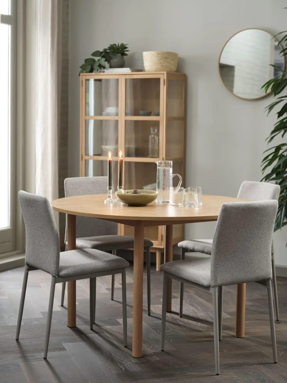 ALSTED + BRANDEMesa ALSTED Ø120 roble natural + 4 sillas BRANDE beis
