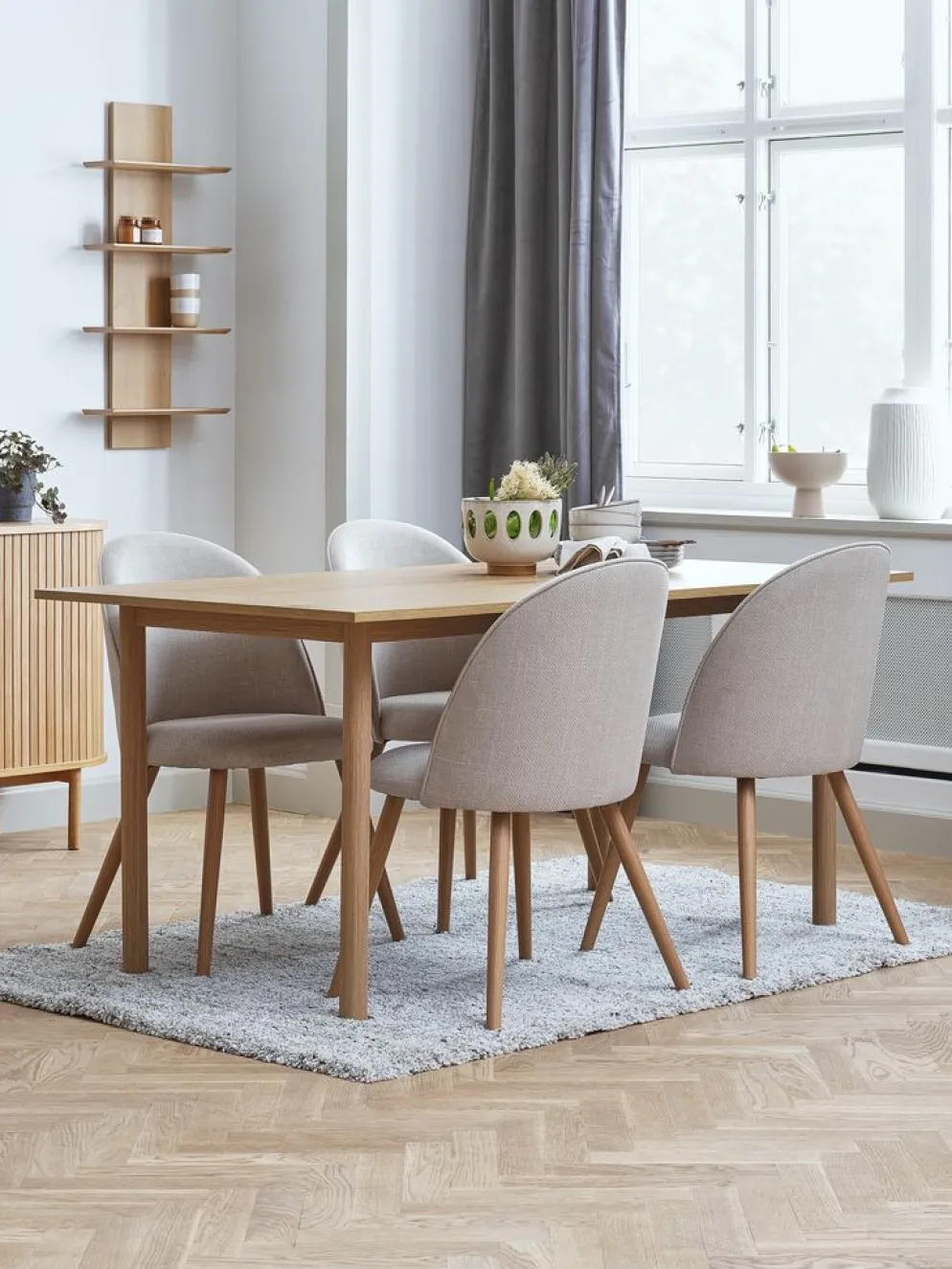 ALSTED + THORUPMesa ALSTED L160 roble natural + 4 sillas THORUP beis/roble
