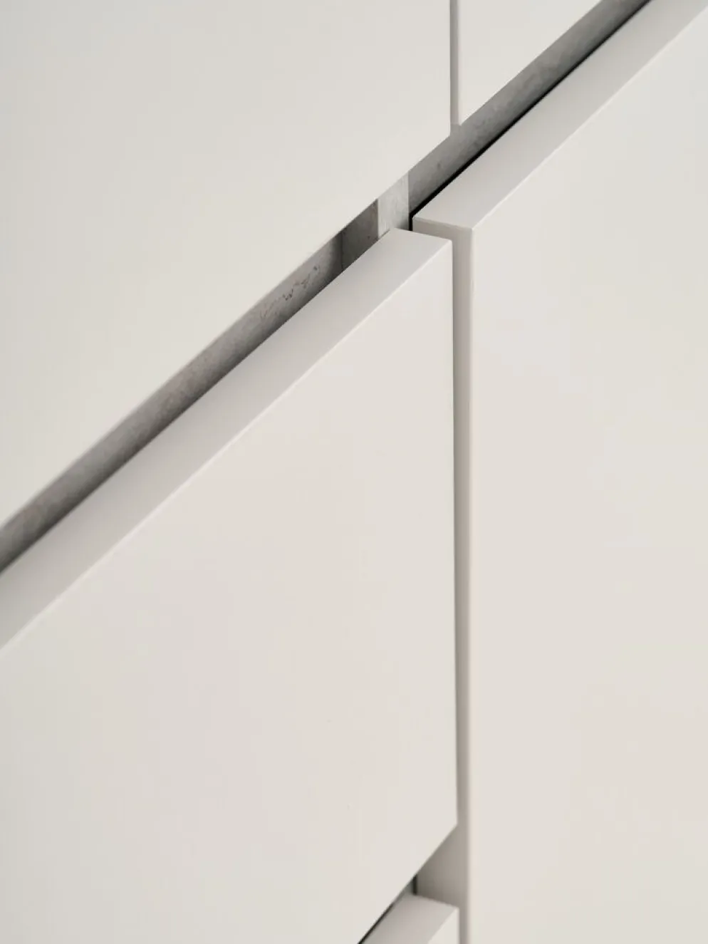 BILLUNDArmario BILLUND 119x193 4 puertas 2 cajones travertino/beis