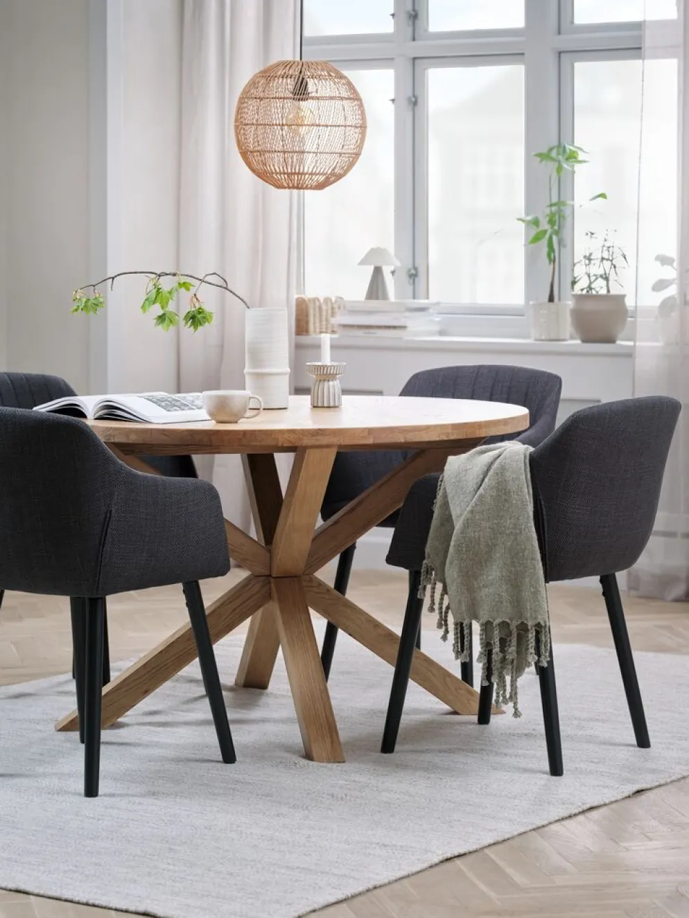 GRIBSKOV + ADSLEVMesa GRIBSKOV Ø120 roble natural +4 sillas ADSLEV antracita