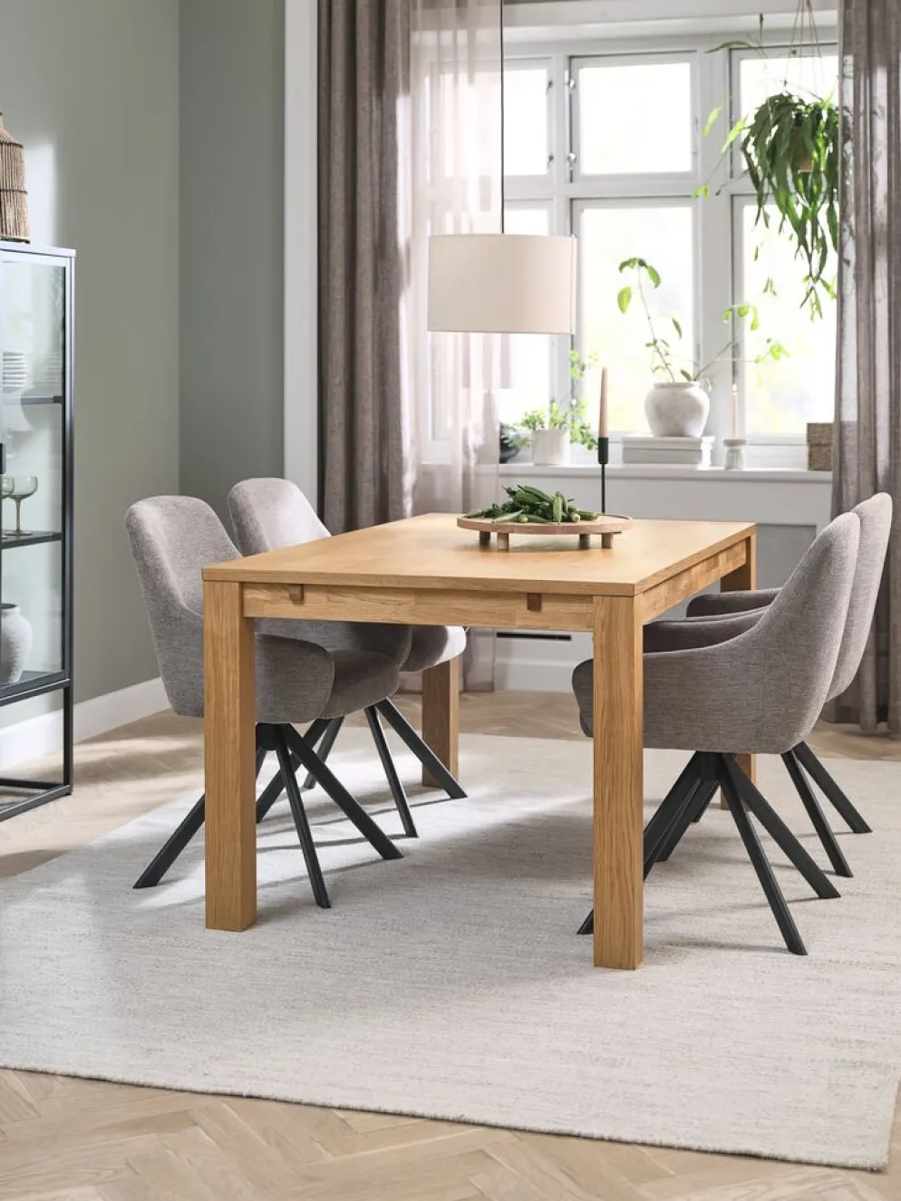 HAGE + ROSTRUPMesa HAGE L150 roble natural + 4 sillas ROSTRUP arena/negro
