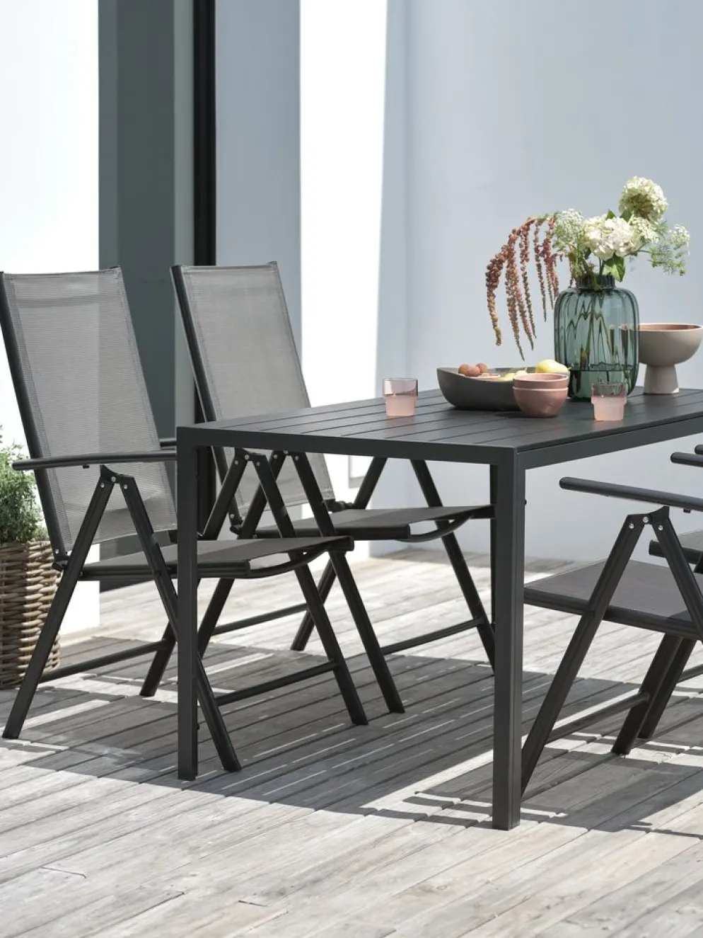 JERSORE + MELLBYMesa JERSORE L140 + 4 sillas MELLBY negro