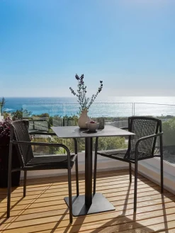 KRISTIANSTADSilla apilable KRISTIANSTAD verde oscuro