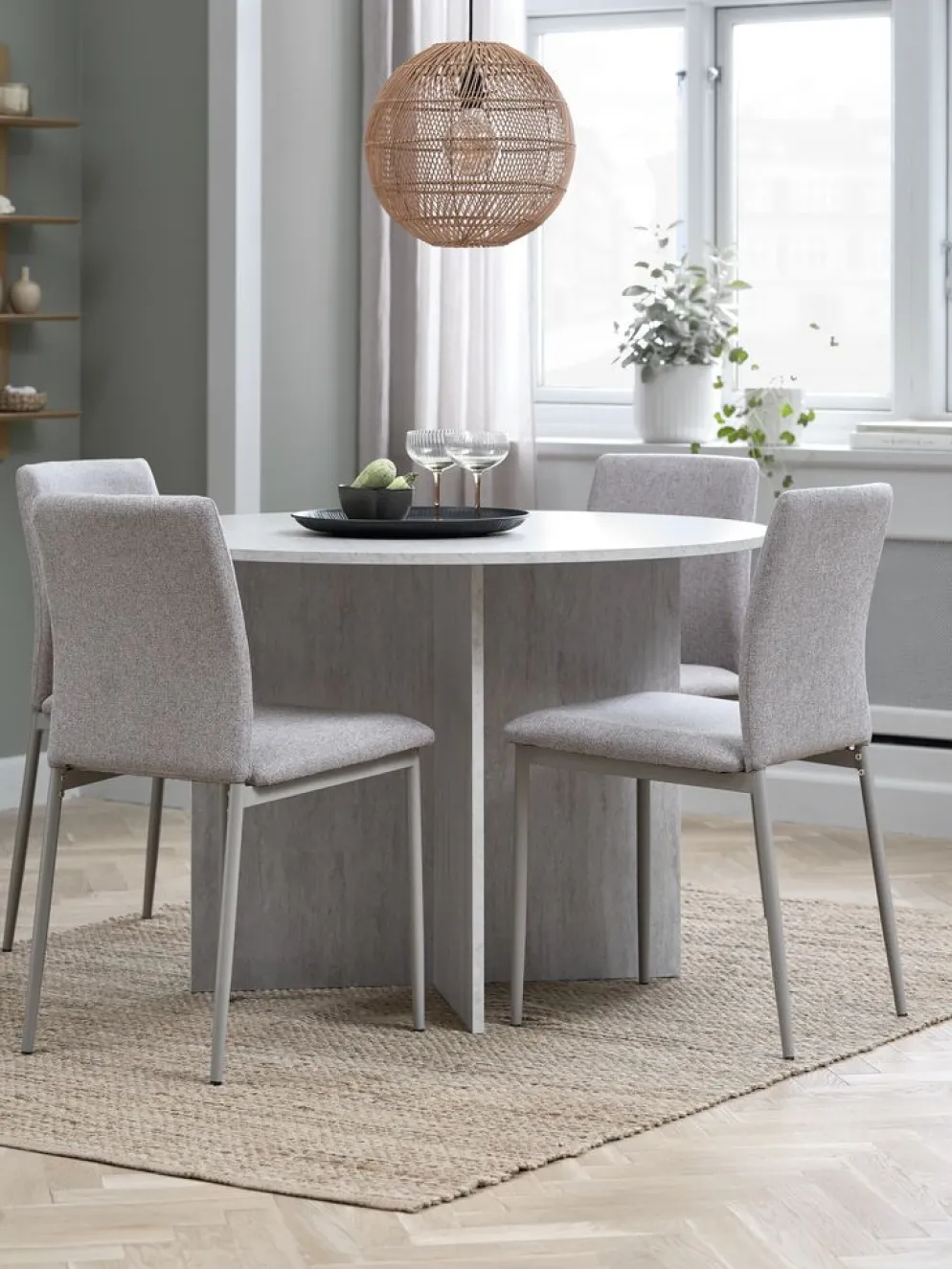 KRONDAL + BRANDEMesa KRONDAL Ø110 travertino + 4 sillas BRANDE beis