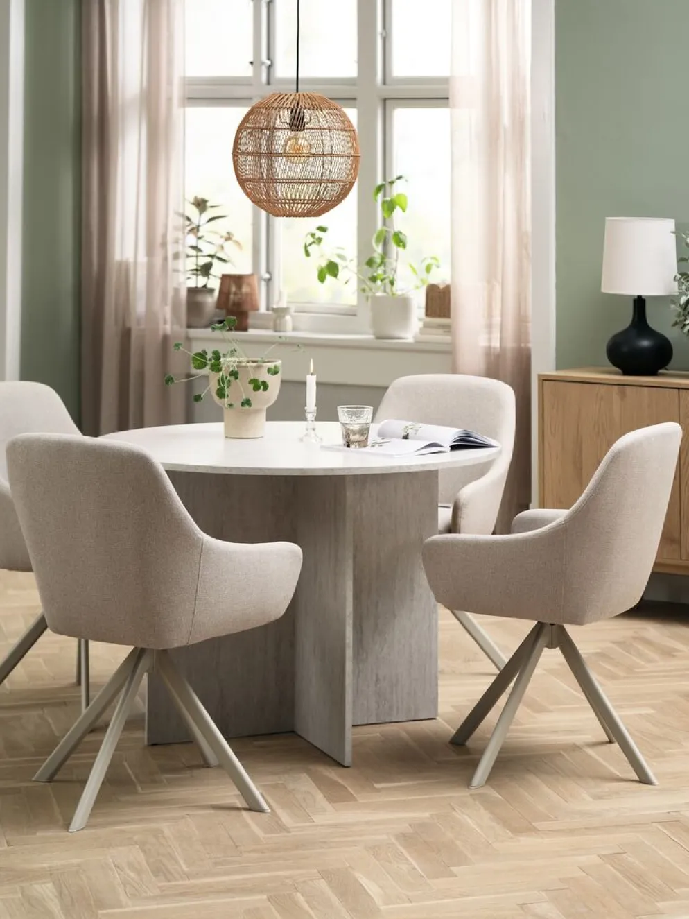 KRONDAL + ROSTRUPMesa KRONDAL Ø110 travertino + 4 sillas ROSTRUP beis