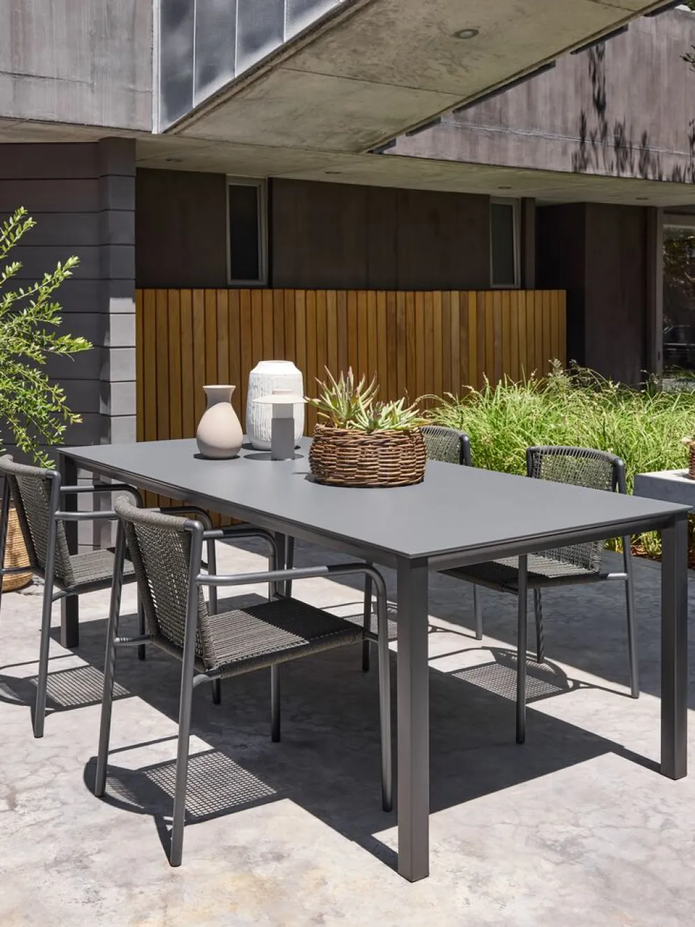 LANGET + KRISTIANSTADMesa LANGET L207 negro + 4 sillas KRISTIANSTAD verde