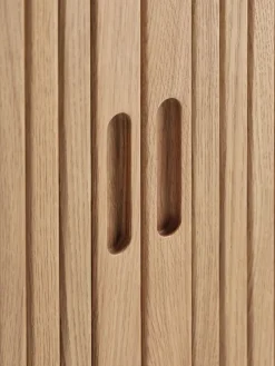 LYNGVIGAparador LYNGVIG 120cm 2 puertas persiana roble natural