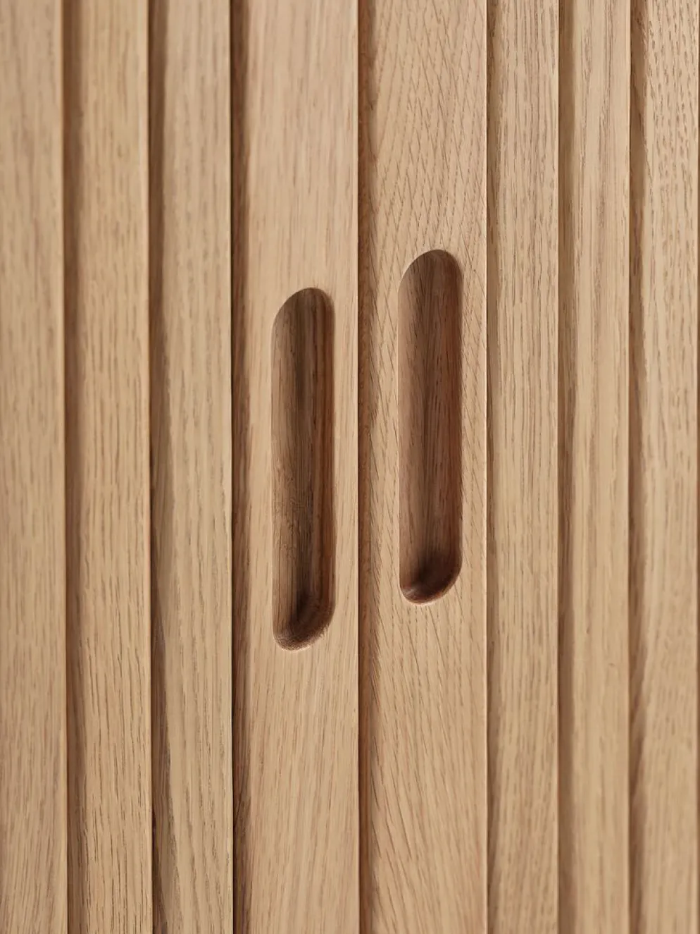 LYNGVIGAparador LYNGVIG 120cm 2 puertas persiana roble natural