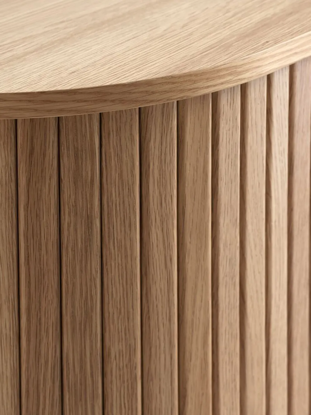 LYNGVIGAparador LYNGVIG 120cm 2 puertas persiana roble natural
