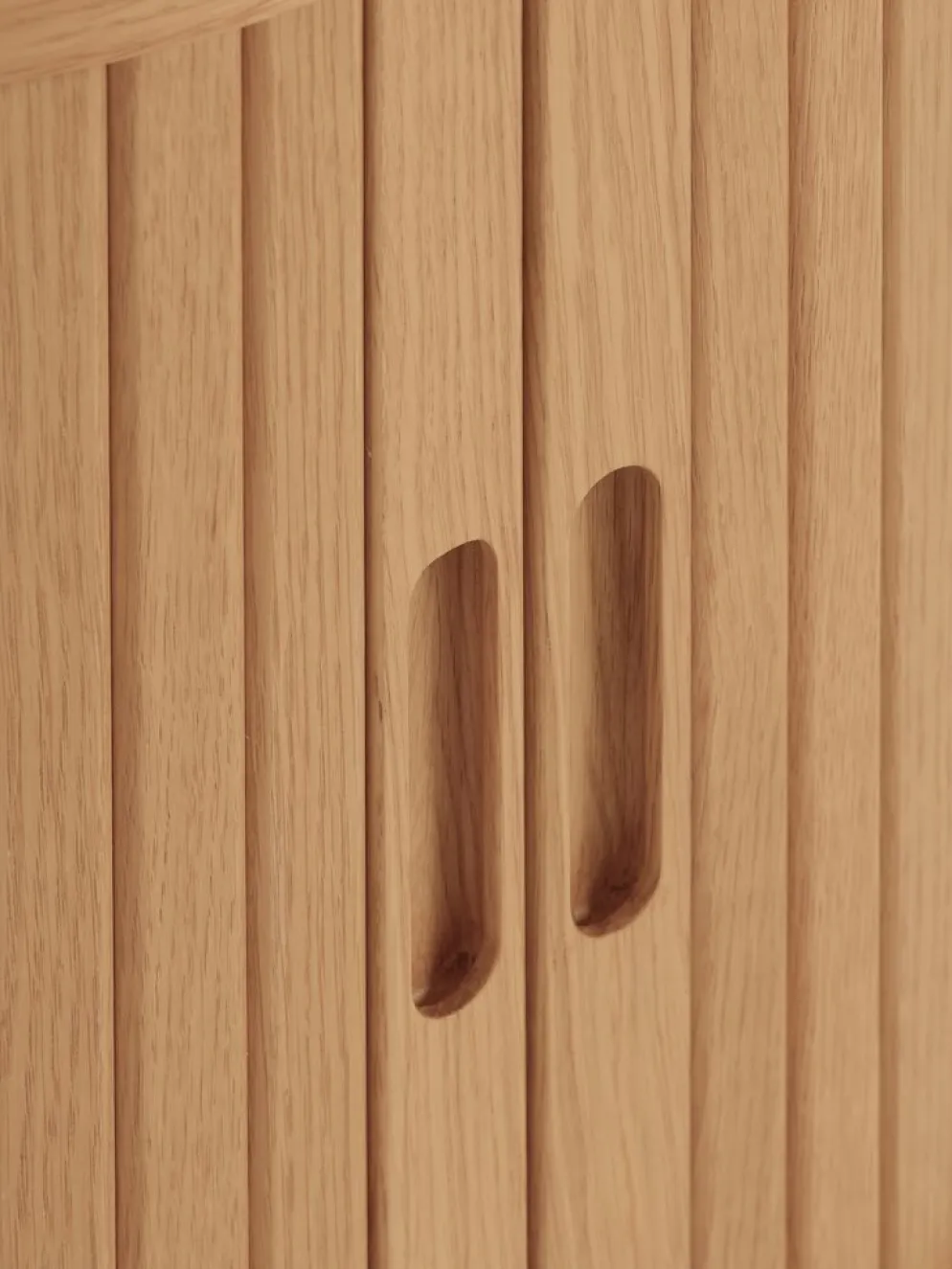 LYNGVIGMesita de noche LYNGVIG 2 puertas persiana roble natural