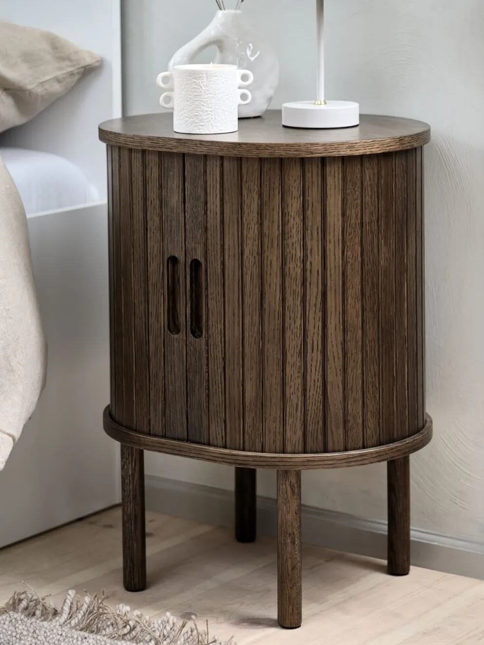 LYNGVIGMesita de noche LYNGVIG 2 puertas persiana roble oscuro