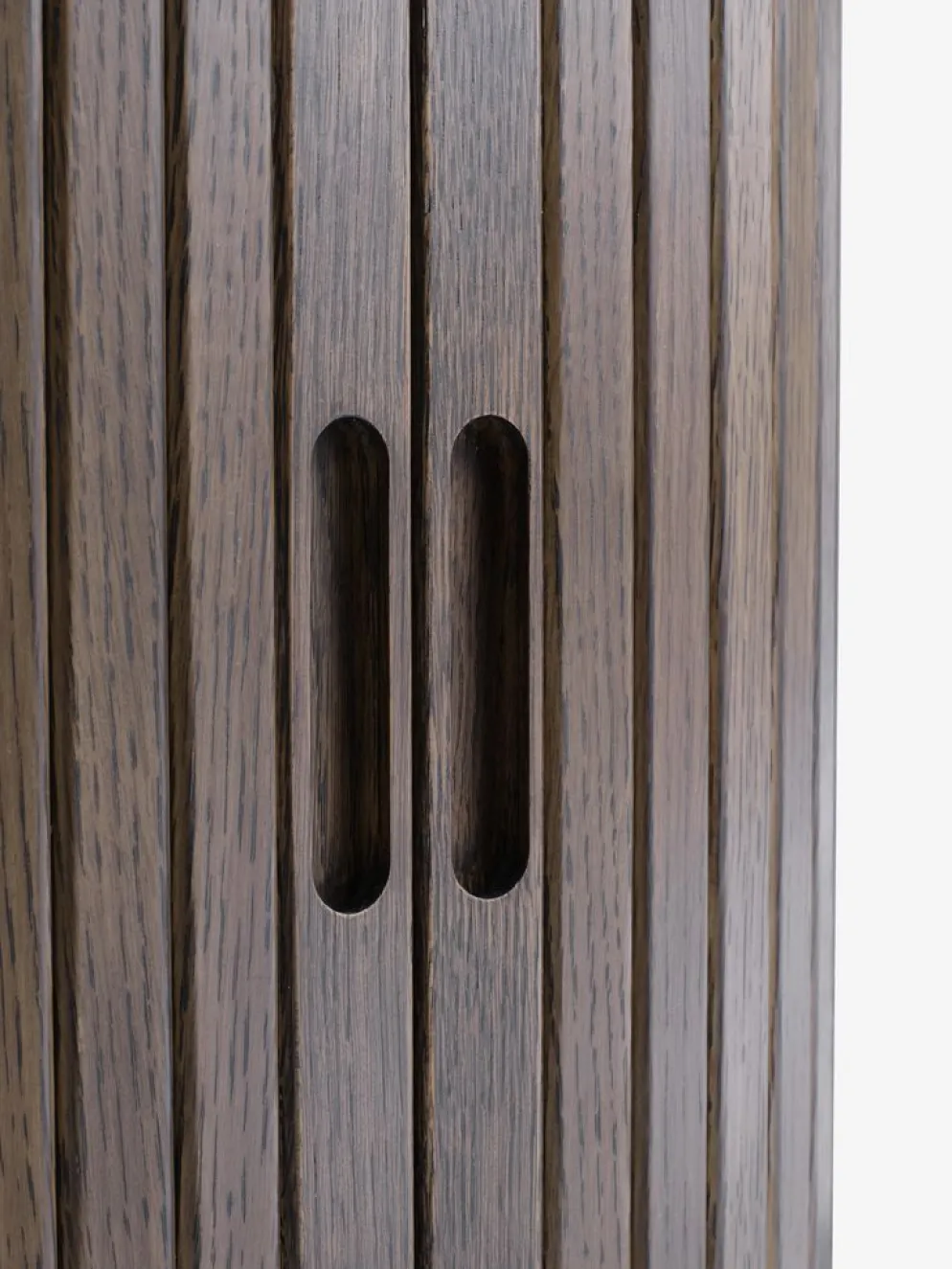 LYNGVIGMesita de noche LYNGVIG 2 puertas persiana roble oscuro