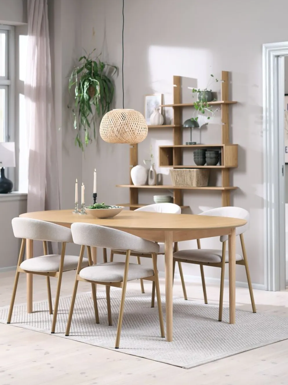 MARSTRAND + EJSINGMesa MARSTRAND L200 roble natural + 4 sillas EJSING beis