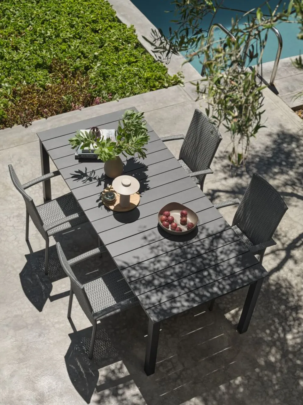 MOSS + GUDHJEMMesa MOSS L214/315 + 4 sillas GUDHJEM gris