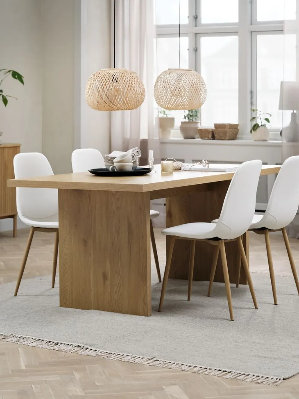MUNKEBY + JONSTRUPMesa MUNKEBY L180 roble cálido + 4 sillas JONSTRUP blanco