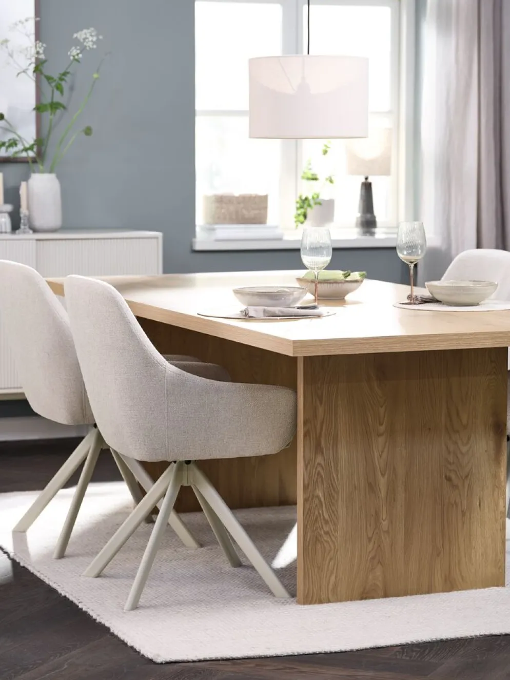 MUNKEBY + ROSTRUPMesa MUNKEBY L220 roble cálido + 4 sillas ROSTRUP beis
