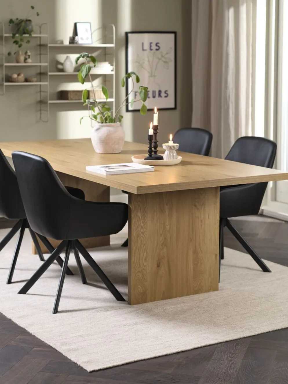 MUNKEBY + ROSTRUPMesa MUNKEBY L220 roble cálido + 4 sillas ROSTRUP negro