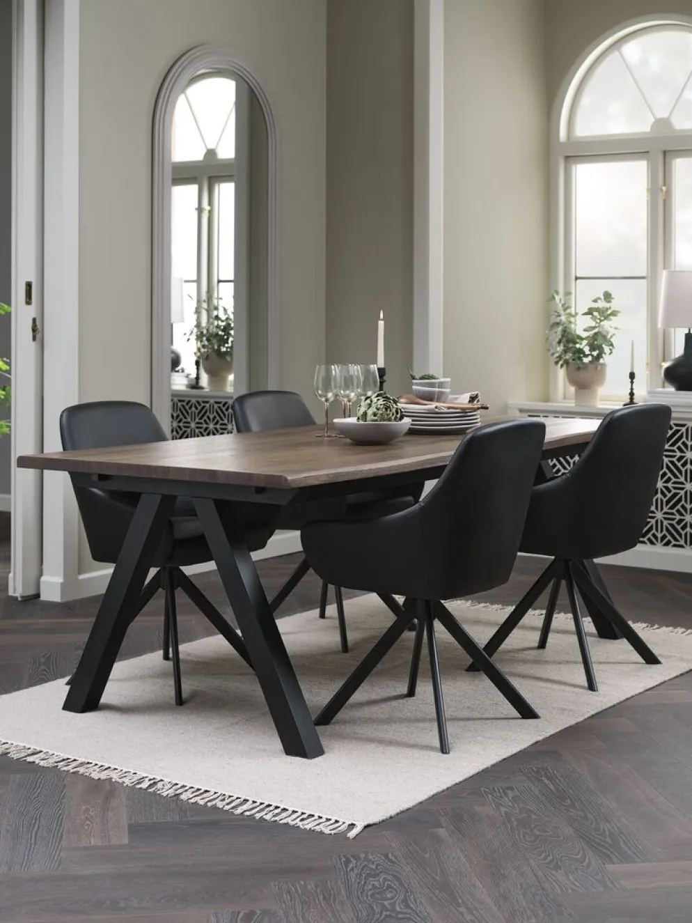 SANDBY + ROSTRUPMesa SANDBY L210 roble oscuro + 4 sillas ROSTRUP negro