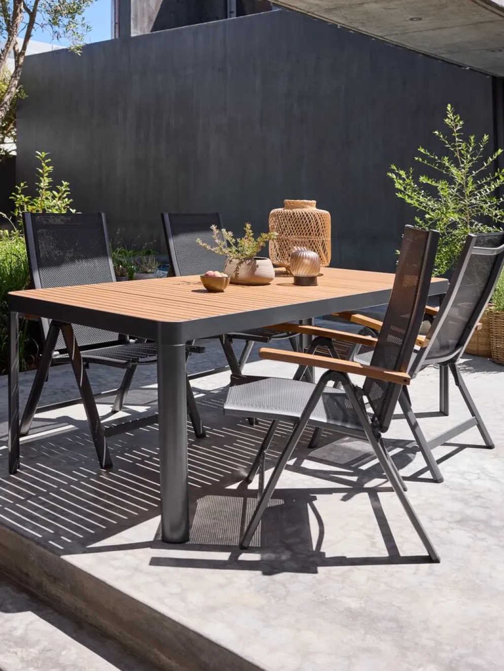 SIRDAL + SIRDALMesa SIRDAL L211 madera dura + 4 sillas SIRDAL gris