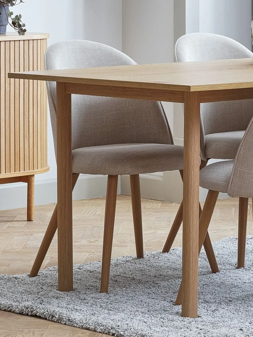 THORUPSilla de comedor THORUP tela beis/color roble natural