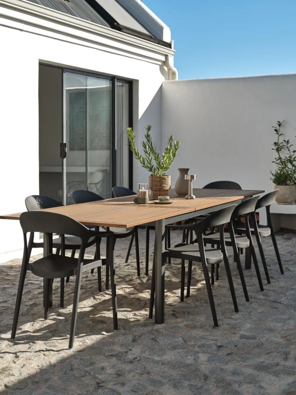 ULBJERG + NANNESTADMesa ULBJERG L214/297 madera dura + 4 sillas NANNESTAD