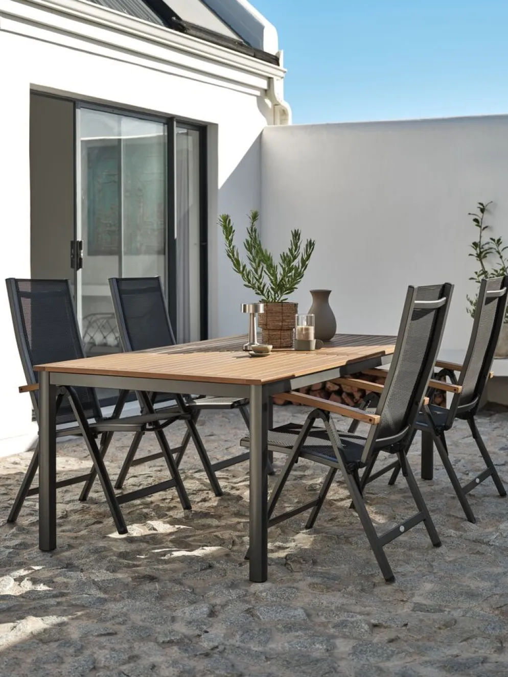 ULBJERG + SIRDALMesa ULBJERG L214/297 madera dura + 4 sillas SIRDAL gris