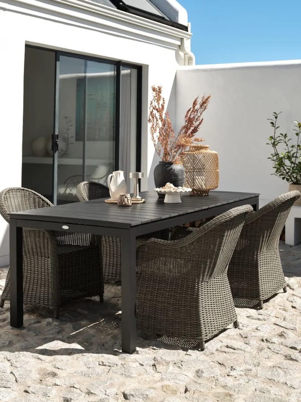 VATTRUP + GAMMELBYMesa VATTRUP L206/321 negro + 4 sillas GAMMELBY gris
