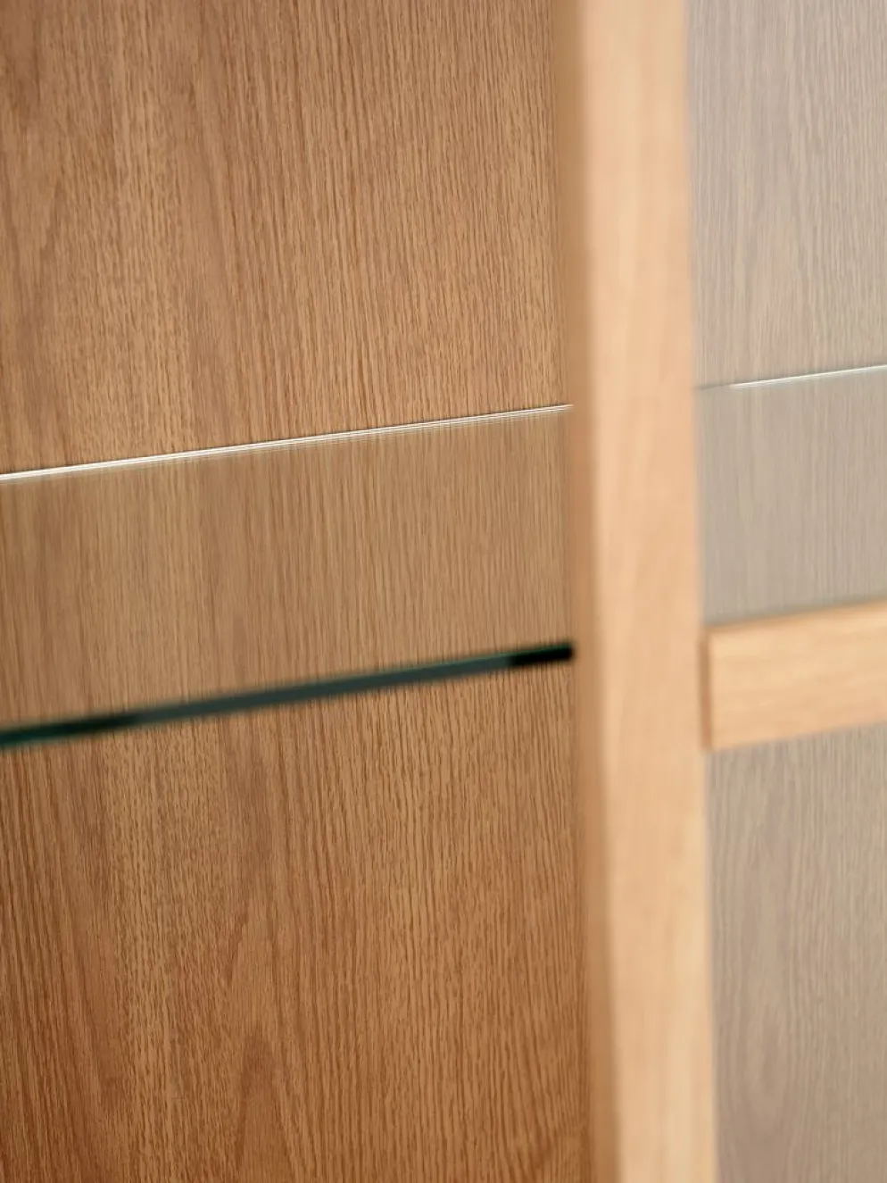 VESTERBYVitrina VESTERBY alta 2 puertas roble natural