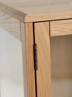 VESTERBYVitrina VESTERBY alta 2 puertas roble natural
