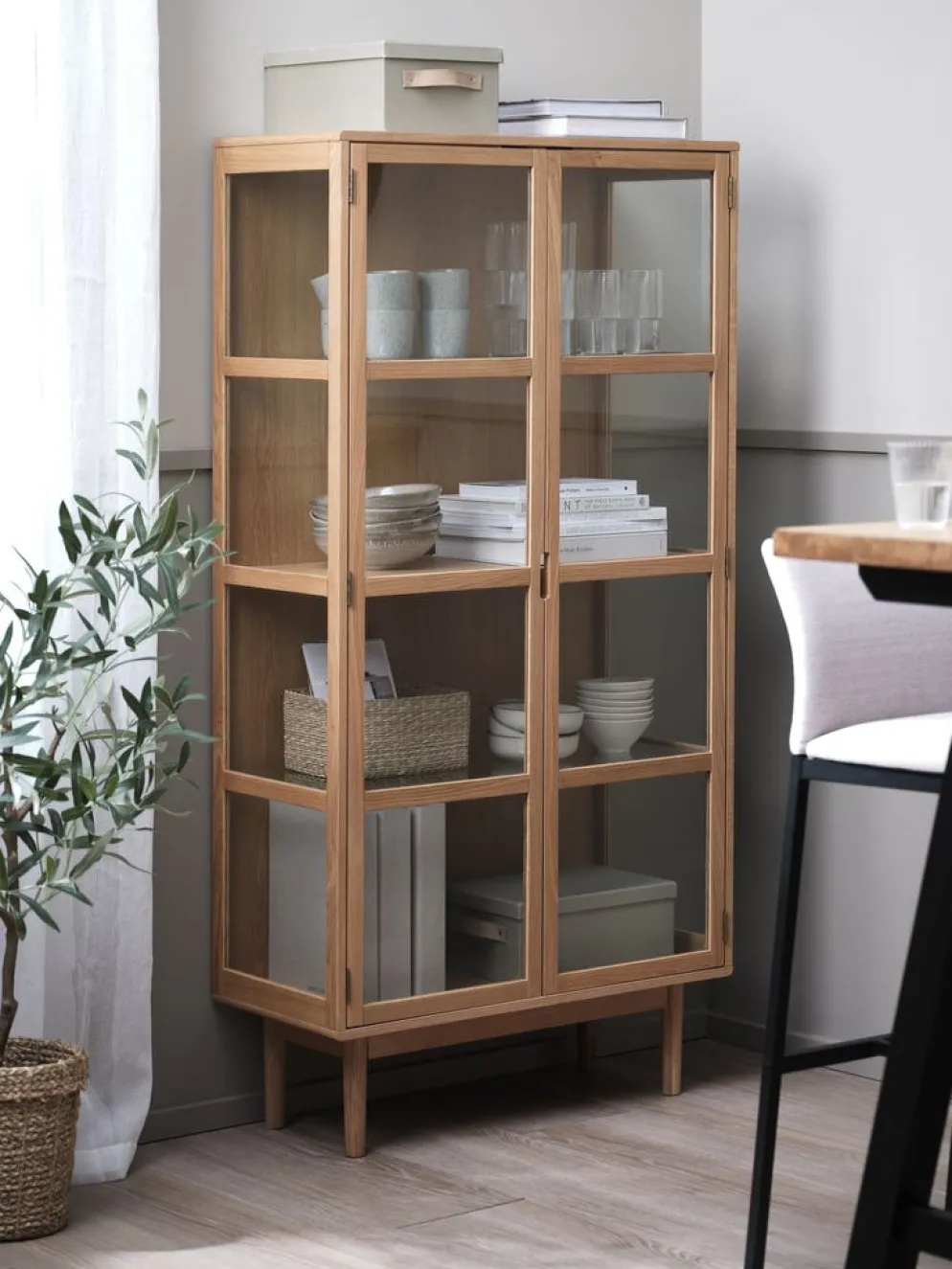 VESTERBYVitrina VESTERBY alta 2 puertas roble natural