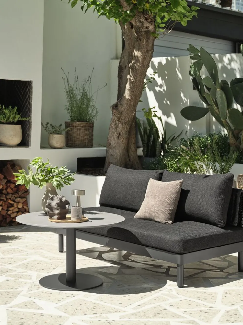 VOSSSofá de exterior VOSS 2 plazas negro